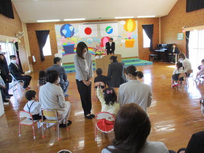 呼名に合わせて担任と握手！